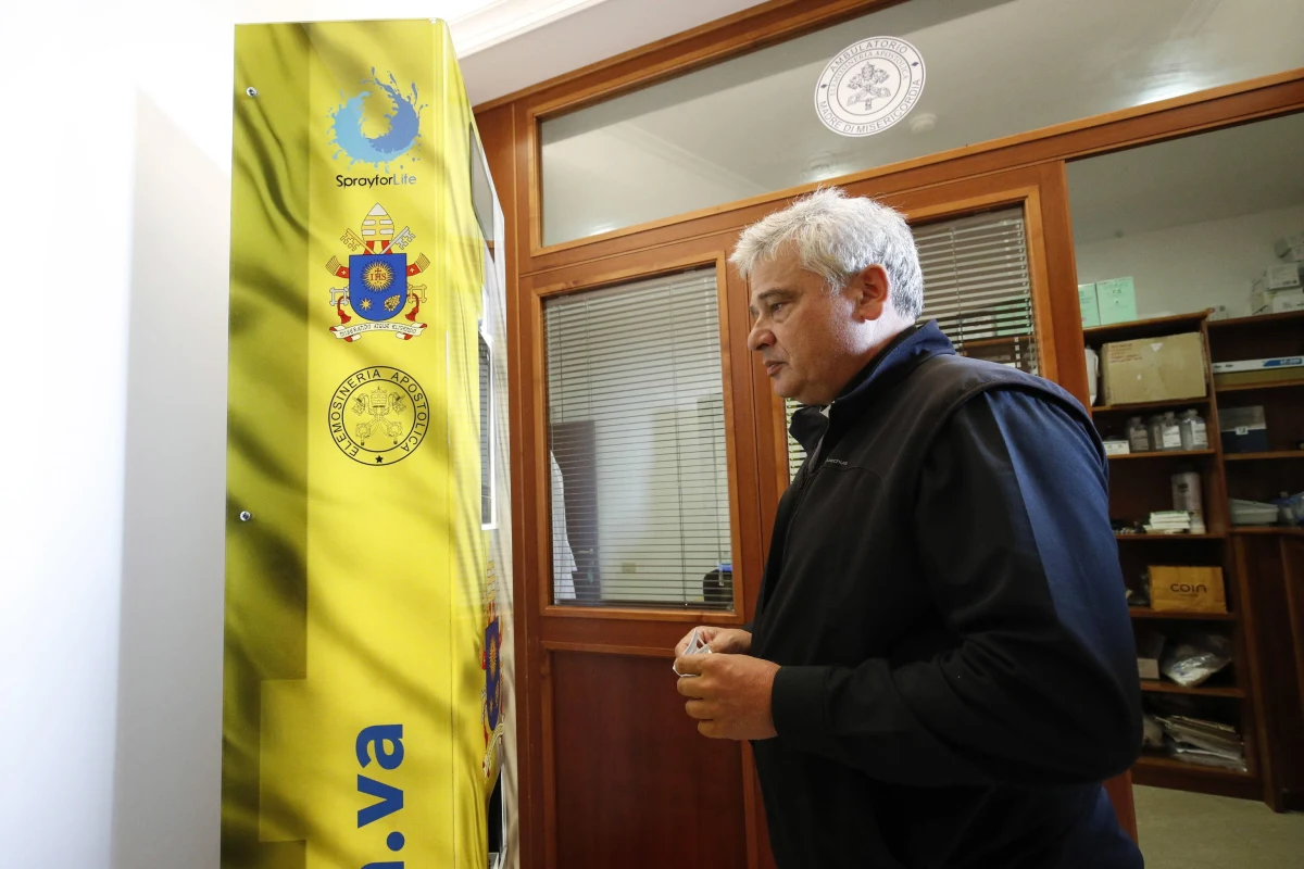 ​Papieski jałmużnik kardynał Konrad Krajewski zdobył się w sobotę na gest, który wywołał zdumienie i został uwieczniony na zdjęciach i nagraniach: położył się na arenie cyrkowej, by pokazać, że nie boi się słonia. Zwierzę przeszło nad nim. Wywołało to zachwyt widzów, których polski kardynał zabrał do cyrku w Rzymie - ubogie rodziny i bezdomnych między innymi z Ukrainy.