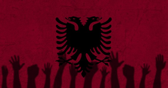 ​W sobotę w Tiranie tysiące demonstrantów domagało się dymisji albańskiego premiera Ediego Ramy, oskarżając go o korupcję i złą sytuację gospodarczą kraju. Protestujący obrzucili siedzibę rządu bombami dymnymi i tzw. koktajlami Mołotowa - poinformował portal Radia Wolna Europa.