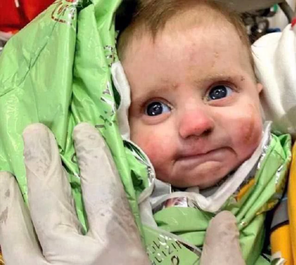 Brawa i okrzyki radości rozległy się, gdy ratownicy wyciągnęli spod gruzów zawalonego domu w Hatay 2-miesięcznie niemowlę. Dziecko przeżyło w ruinach, mimo że od trzęsienia ziemi w Turcji i w Syrii w chwili jego uratowania minęło 128 godzin.