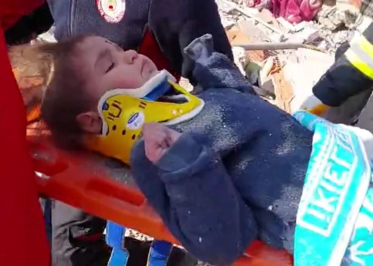 Ekipy ratownicze wyciągnęły spod gruzów zawalonego w Turcji budynku żywą dziewczynkę, która czekała się na pomoc 150 godzin. Na razie niewiele wiadomo o dziecku, które przeżyło w ruinach 6 dni od trzęsienia ziemi.