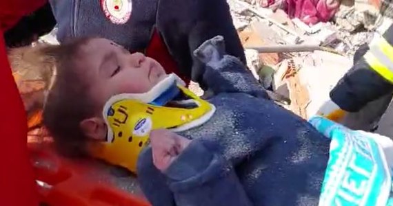 Ekipy ratownicze wyciągnęły spod gruzów zawalonego w Turcji budynku żywą dziewczynkę, która czekała się na pomoc 150 godzin. Na razie niewiele wiadomo o dziecku, które przeżyło w ruinach 6 dni od trzęsienia ziemi.