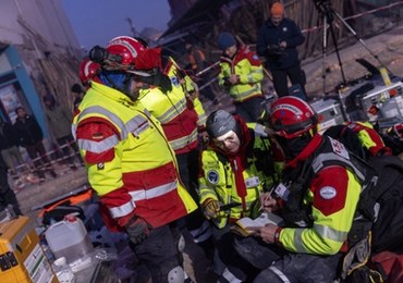 Strzały i bijatyki w Turcji. Ekipy ratunkowe zawieszają operacje 