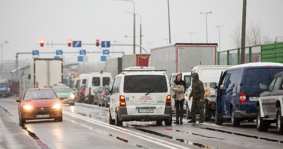 ​Do 18 godzin skrócił się w niedzielę rano czas oczekiwania na wyjazd z Polski na Białoruś przez przejście w Koroszczynie (Lubelskie). W kolejce stoi ok. 550 ciężarówek - poinformował rzecznik Izby Administracji Skarbowej w Lublinie Michał Deruś. W sobotę wieczorem kierowcy czekali ok. 20 godzin.