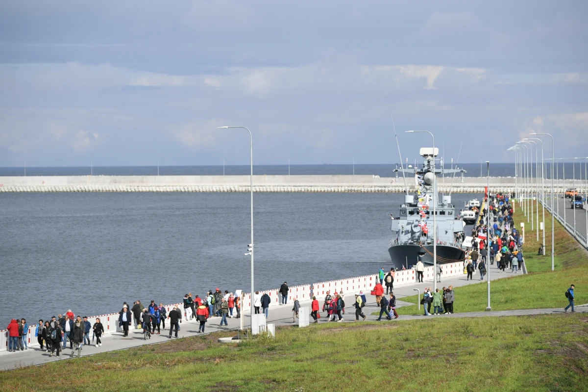 ​Nieco ponad 500 razy różne jednostki pływające przeprawiły się przez tak zwany przekop Mierzei Wiślanej od czasu jego otwarcia, czyli 17 września zeszłego roku. Większość w jeszcze pierwszych tygodniach funkcjonowania nowego kanału. Niespełna pół roku od inauguracji przekopu korzystają z niego głównie techniczne jednostki, pracujące przy realizacji kolejnych etapów inwestycji.