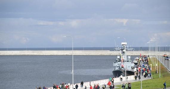 ​Nieco ponad 500 razy różne jednostki pływające przeprawiły się przez tak zwany przekop Mierzei Wiślanej od czasu jego otwarcia, czyli 17 września zeszłego roku. Większość w jeszcze pierwszych tygodniach funkcjonowania nowego kanału. Niespełna pół roku od inauguracji przekopu korzystają z niego głównie techniczne jednostki, pracujące przy realizacji kolejnych etapów inwestycji.