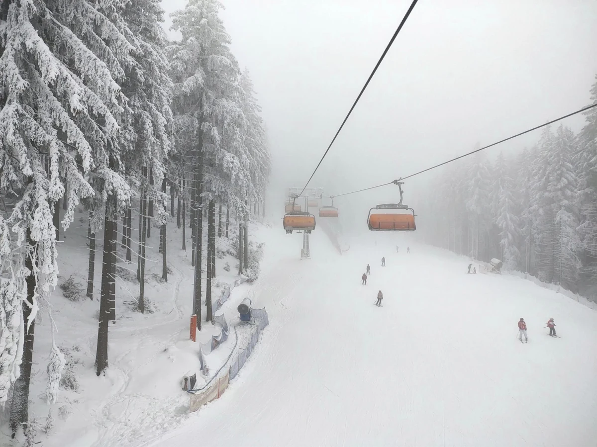 ​Zaczynają się ferie zimowe w ostatnich czterech województwach - dolnośląskim, mazowieckim, opolskim i zachodniopomorskim. A jak zimowy odpoczynek, to między innymi narty. Na Dolnym Śląsku warunki narciarzom dopisują.