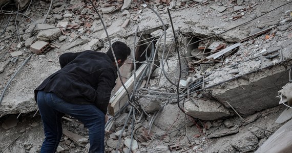 W Turcji trwają aresztowania osób zaangażowanych w stawianie budynków, które zawaliły się podczas poniedziałkowego trzęsienia ziemi – informuje Sky News. Wiceprezydent kraju Fuat Oktay podał, że chodzi o ponad 130 osób. 