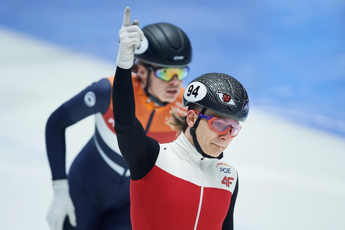 Łukasz Kuczyński wywalczył na dystansie 500 metrów brązowy medal ostatnich w tym sezonie zawodów Pucharu Świata w short tracku, które zakończyły się w niedzielę w holenderskim Dordrechcie. To drugi w historii polski medal w rywalizacji mężczyzn w historii. Pecha miała Natalia Maliszewska, która została zdyskwalifikowana w półfinale za falstart i nie obroniła prowadzenia w klasyfikacji generalnej Pucharu Świata na 500 metrów.