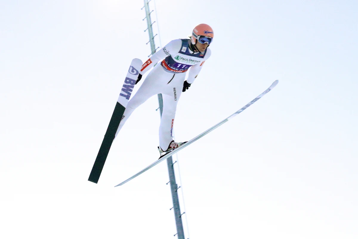 Liderujący w Pucharze Świata Halvor Egner Granerud znów ucieka Dawidowi Kubackiemu. W niedzielnym konkursie w Lake Placid Norweg odbił sobie słabszy występ w sobotę i zwyciężył po skokach na 125 i 134 m. Kubacki był siódmy, mimo ładnego skoku w finale (118 i 129,5 m). Aleksander Zniszczoł zajął 21. miejsce, a Piotr Żyła - 25.