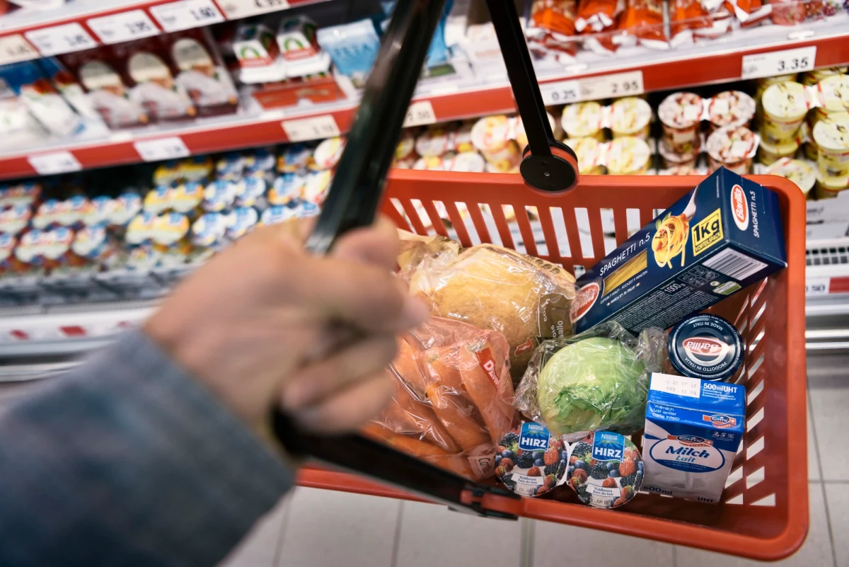 Jajka szybko gonią czołówkę na liście najszybciej drożejących artykułów codziennego użytku. Liderem rankingu drożyzny w styczniu wciąż pozostały jednak papierowe ręczniki, ze sporą przewagą nad margaryną oraz innym reprezentantem "celulozowego teamu", czyli papierem toaletowym. Zanim w środę Główny Urząd Statystyczny poda informację o inflacji w styczniu, możemy się zapoznać z danymi dotyczącymi zmian cen w sklepach detalicznych. 