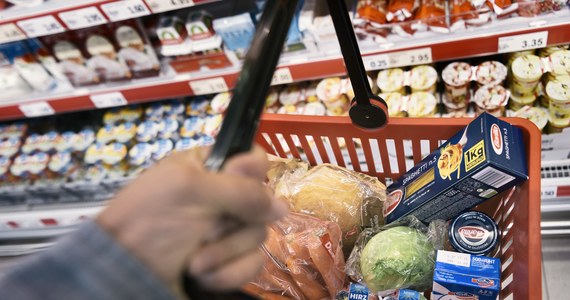 Jajka szybko gonią czołówkę na liście najszybciej drożejących artykułów codziennego użytku. Liderem rankingu drożyzny w styczniu wciąż pozostały jednak papierowe ręczniki, ze sporą przewagą nad margaryną oraz innym reprezentantem "celulozowego teamu", czyli papierem toaletowym. Zanim w środę Główny Urząd Statystyczny poda informację o inflacji w styczniu, możemy się zapoznać z danymi dotyczącymi zmian cen w sklepach detalicznych. 