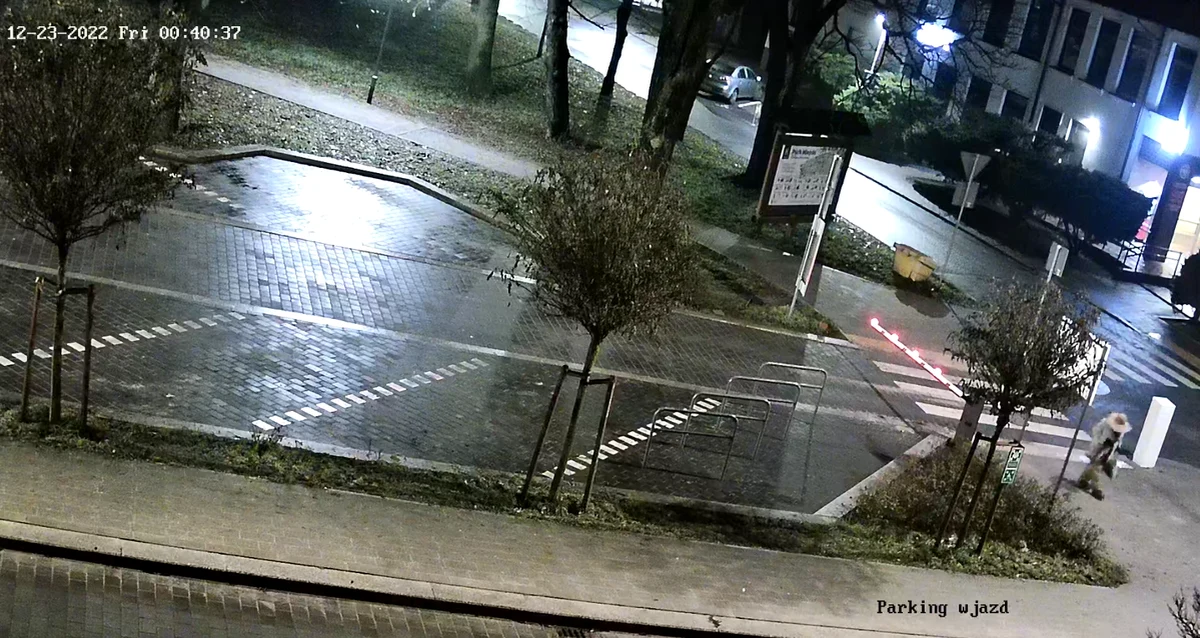 Policja opublikowała wizerunek poszukiwanej osoby, która może związek z pozostawieniem niewybuchu przy bocznych drzwiach Urzędu Miasta i Gminy w Gryfinie. Do zdarzenia doszło tuż przed Świętami Bożego Narodzenia. 