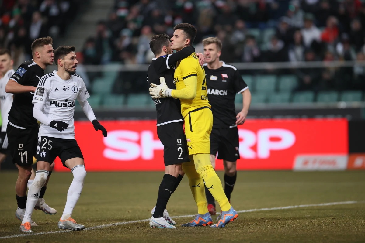 Cracovia dwa razy obejmowała prowadzenie w wyjazdowym meczu z Legią, ale piłkarze z Warszawy dwukrotnie doprowadzali do wyrównania. Emocjonujące spotkanie zakończyło się remisem 2:2.