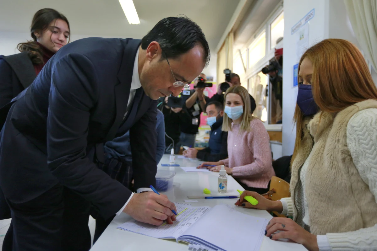 ​Były minister spraw zagranicznych Cypru Nikos Christodoulides wygrał w niedzielę drugą rundę wyborów prezydenckich, zdobywając 52 proc. głosów. Na jego rywala, Andreasa Mavroyiannisa głos oddało 48 proc. głosujących.