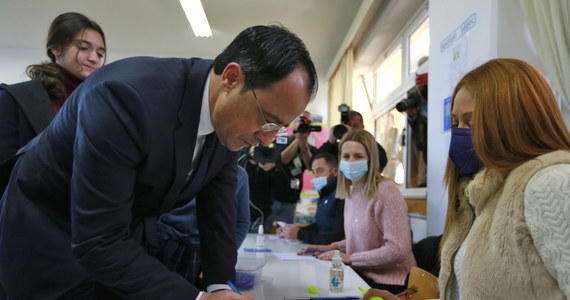 ​Były minister spraw zagranicznych Cypru Nikos Christodoulides wygrał w niedzielę drugą rundę wyborów prezydenckich, zdobywając 52 proc. głosów. Na jego rywala, Andreasa Mavroyiannisa głos oddało 48 proc. głosujących.