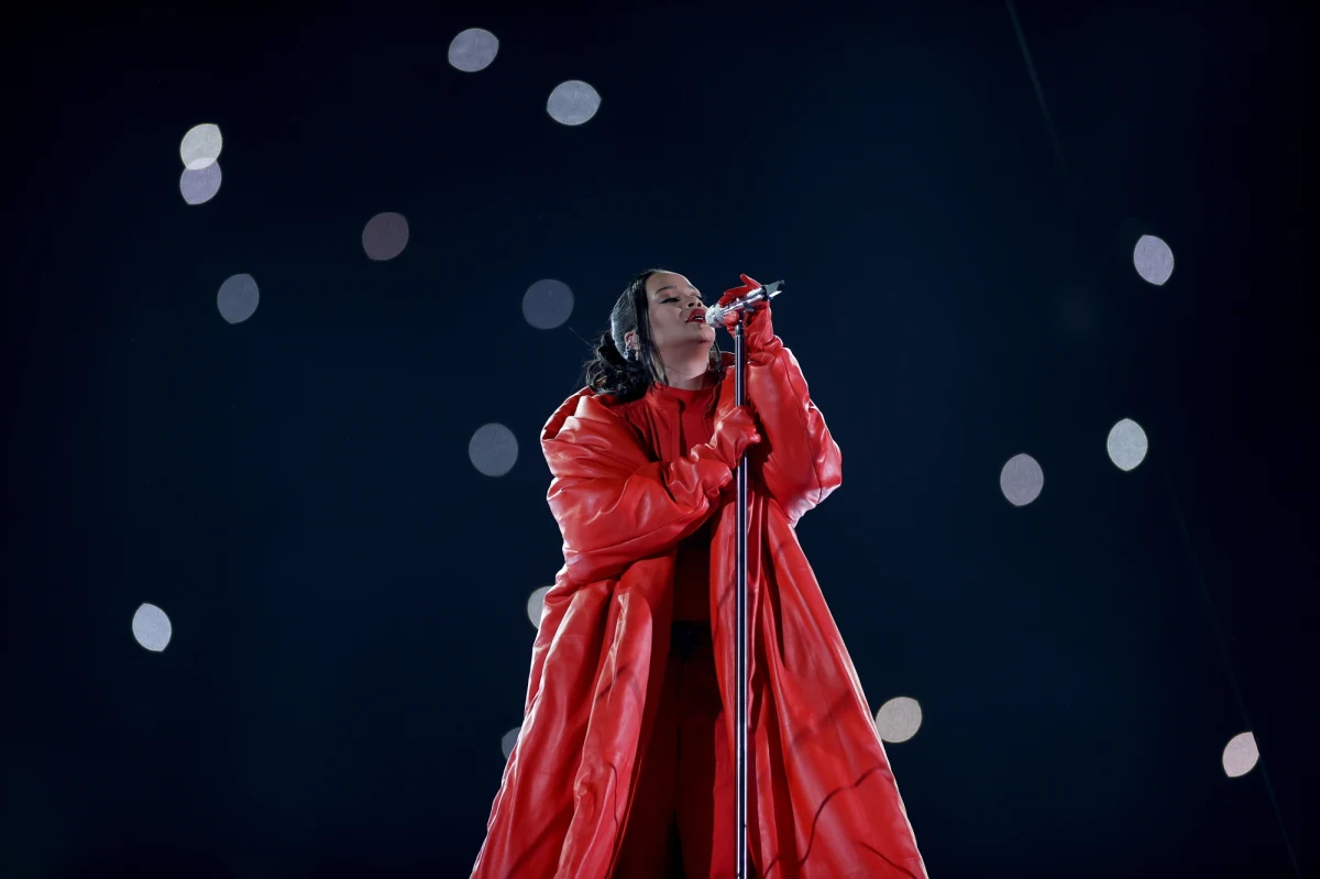 Od „We found love” do „Umbrella” – nie mogło być inaczej, Rihanna przypomniała wszystkie swoje największe hity podczas Halftime Show, czyli przerwy w najważniejszym meczu sezonu futbolowego w USA, Super Bowl. Wokalistka chętnie pokazywała zaokrąglony brzuch, fani szybko zaczęli spekulować o ciąży, a później amerykańskie media potwierdziły, że wokalistka spodziewa się kolejnego dziecka. 