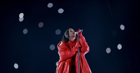 Od „We found love” do „Umbrella” – nie mogło być inaczej, Rihanna przypomniała wszystkie swoje największe hity podczas Halftime Show, czyli przerwy w najważniejszym meczu sezonu futbolowego w USA, Super Bowl. Wokalistka chętnie pokazywała zaokrąglony brzuch, fani szybko zaczęli spekulować o ciąży, a później amerykańskie media potwierdziły, że wokalistka spodziewa się kolejnego dziecka. 