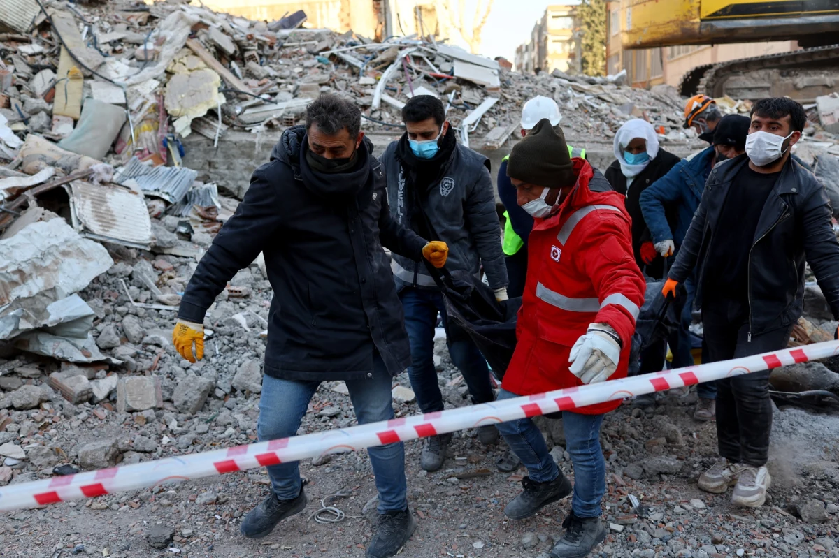 Tragiczny bilans trzęsienia ziemi w Turcji i Syrii przekroczył 34 tysiące. Nie ma cienia wątpliwość, że będzie rósł. Niemniej jednak spod gruzów zawalonych budynków wciąż są wyciągani żywi ludzie.