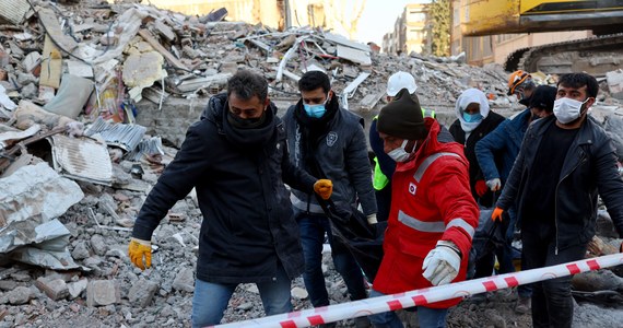 Tragiczny bilans trzęsienia ziemi w Turcji i Syrii przekroczył 34 tysiące. Nie ma cienia wątpliwość, że będzie rósł. Niemniej jednak spod gruzów zawalonych budynków wciąż są wyciągani żywi ludzie.