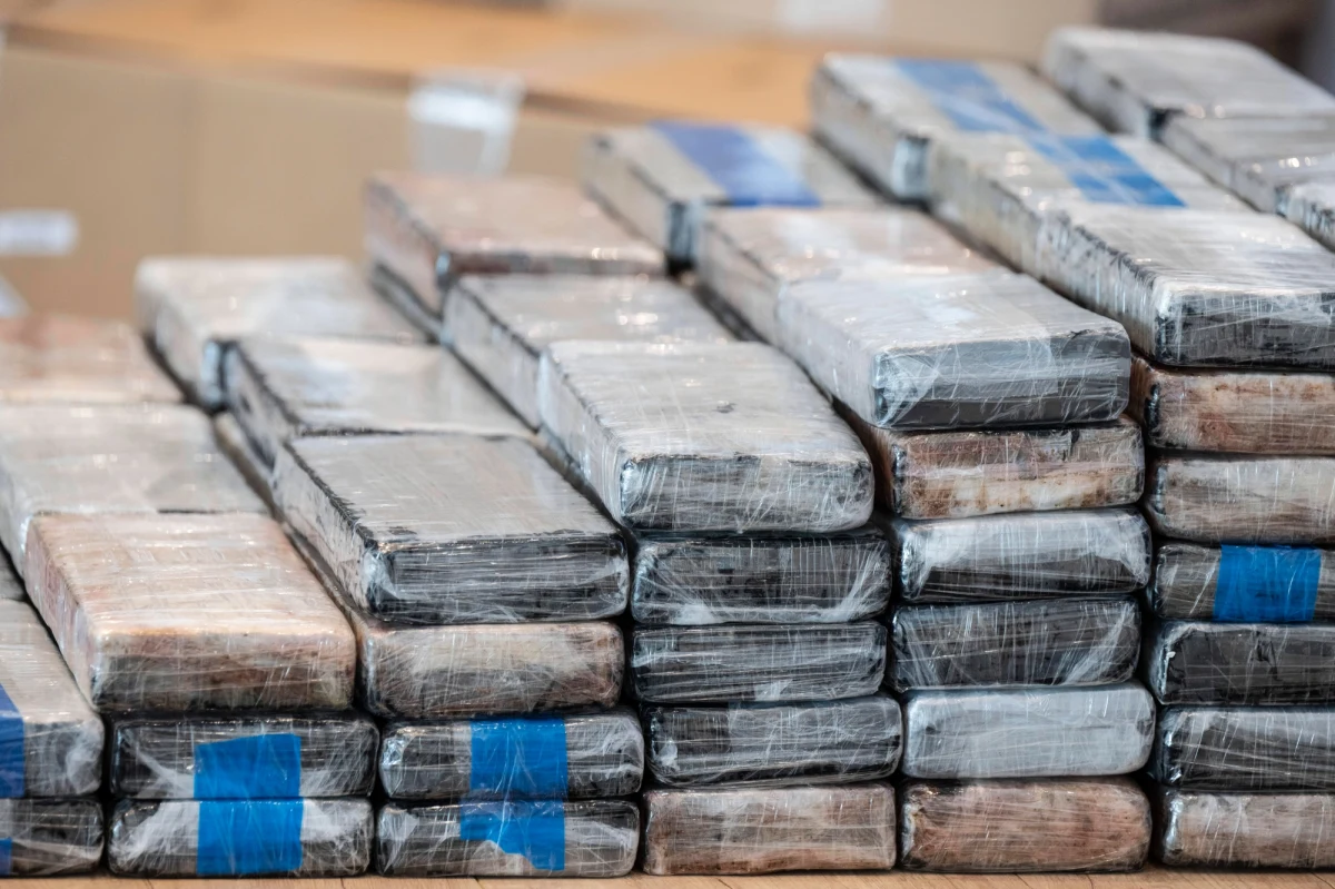 Wyprali prawie półtora miliarda złotych nalężących do kolumbijskich karteli narkotykowych. Dolnośląski wydział prokuratury krajowej zakończył śledztwo w głośnej sprawie grupy przestępczej, która potężne kwoty z handlu narkotykami zdeponowała w banku spółdzielczym w łódzkich Skierniewicach. Przed sądem mają stanąć cztery osoby.