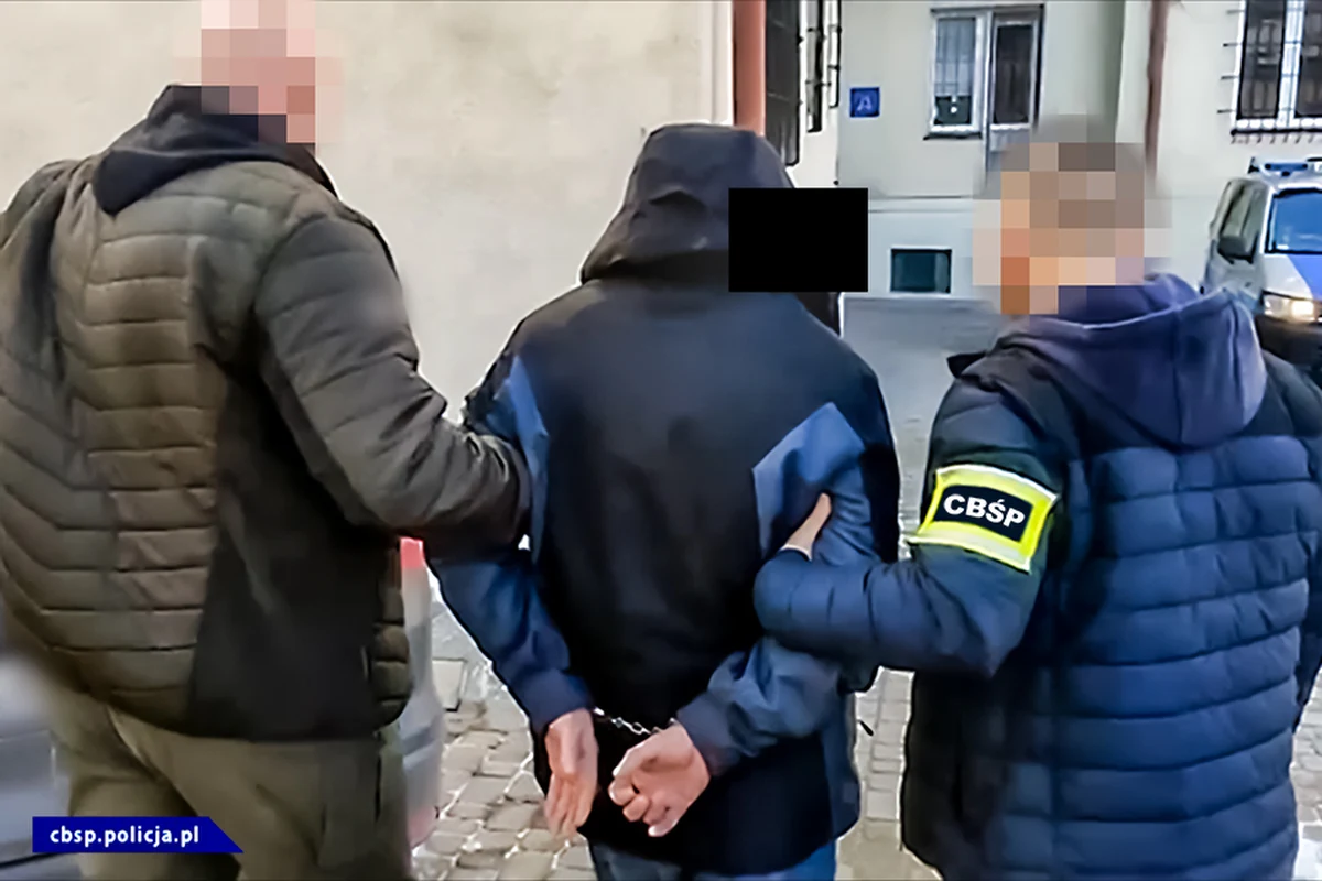 ​Dziewięć osób usłyszało zarzuty wystawiania i posługiwania się podrabianymi fakturami VAT oraz zarzuty tzw. prania brudnych pieniędzy. Skarb państwa stracił na tym procederze co najmniej 12 mln zł. Siedmioro z podejrzanych działało w ramach zorganizowanej grupy przestępczej.