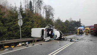 Zderzenie ciężarówki i busów. Dwie osoby nie żyją, siedem jest rannych