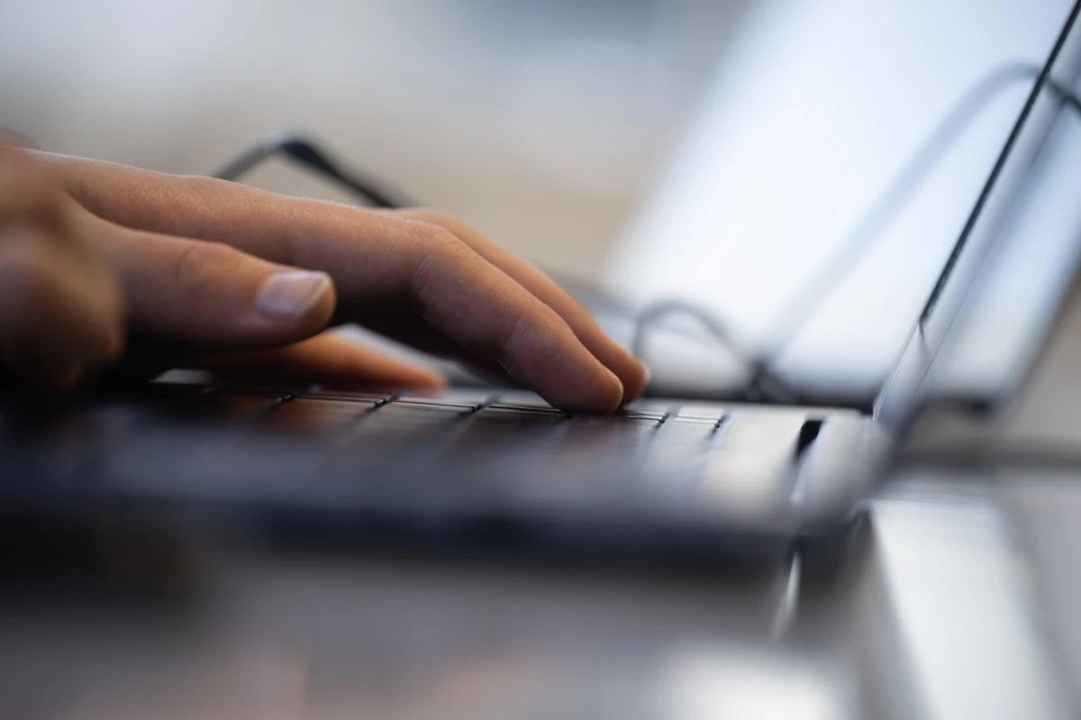 Strony internetowe NATO w niedzielę stały się celem cyberataków. Przez kilka godzin nie działała m.in. witryna Dowództwa Operacji Specjalnych - powiadomił Sojusz. Za atakami stoją prorosyjscy hakerzy z grupy Killnet, ich działania mogły zakłócić pomoc humanitarną dla ofiar trzęsień ziemi w Turcji i Syrii - informuje "Daily Telegraph". 