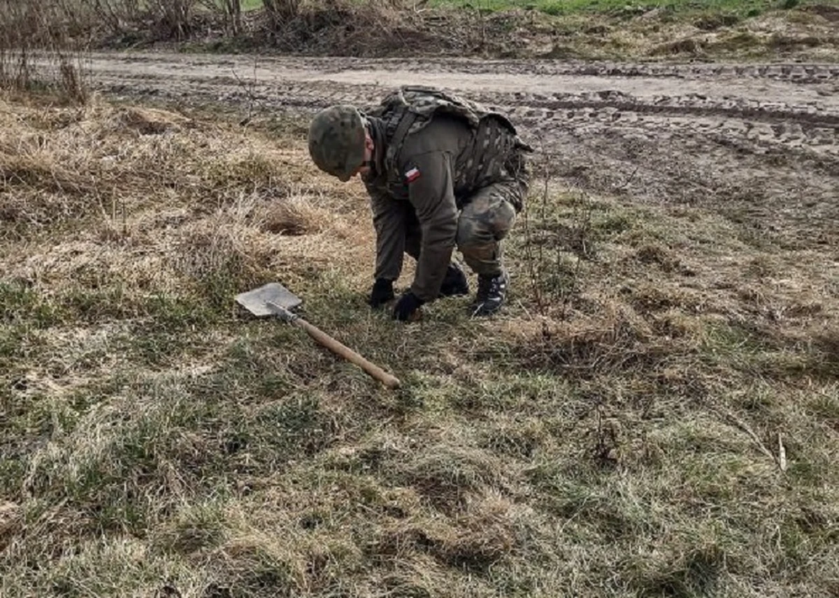 Niewybuch pocisku artyleryjskiego z okresu II wojny światowej znaleziono podczas budowy farmy fotowoltaicznej w Białej Podlaskiej. 