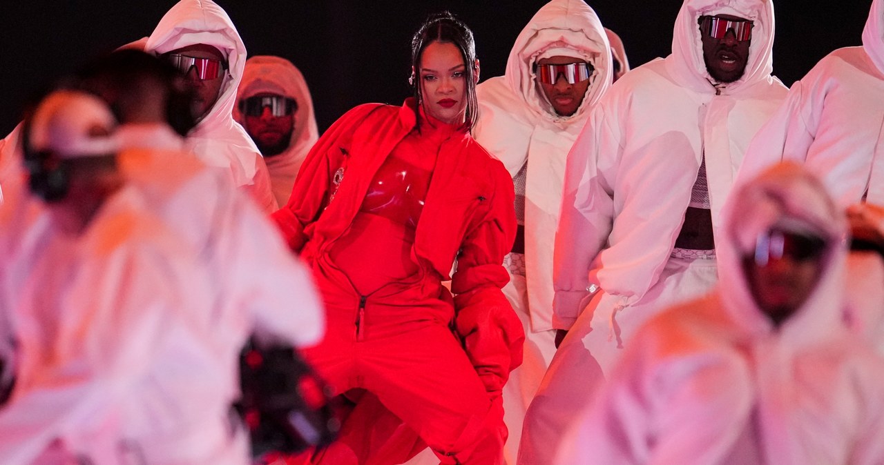 W tym roku podczas Halftime Show wystąpiła Rihanna. Piosenkarka zaprezentowała swoje największe hity oraz poinformowała, że po raz drugi w ciąży. Mimo, iż mówi się o rewelacyjnym występie, piosenkarka nie zarobi na nim ani grosza. Wyjaśniamy dlaczego.