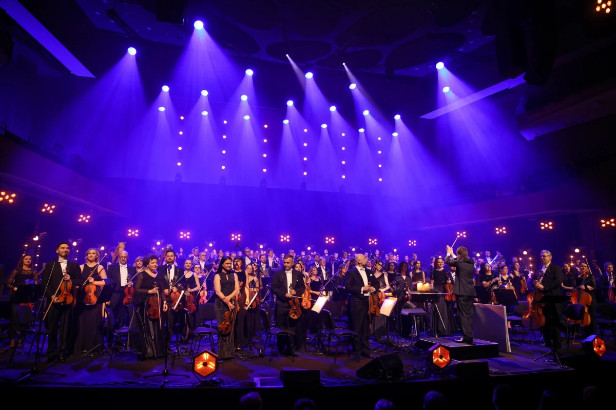 Utwory z takich filmów jak „Avatar: Istota wody”, „Solaris” czy „E.T.” zabiorą słuchaczki i słuchaczy w daleką podróż. Muzyce na żywo będą towarzyszyć wizualizacje, a także eksperymenty z technologią dźwięku przestrzennego. W programie nie zabraknie najciekawszych nowości z Polski oraz oscarowych dzieł Jana A.P. Kaczmarka, Stevena Price’a i Hansa Zimmera. Autor muzyki do „Diuny” wystąpi na scenie TAURON Areny Kraków 30 maja.