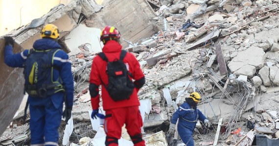 Kolejne cudowne ocalenie w Turcji. Ratownicy wyciągnęli pod gruzów żywe dziecko. 6-letnia dziewczynka spędziła pod gruzami 178 godzin. 