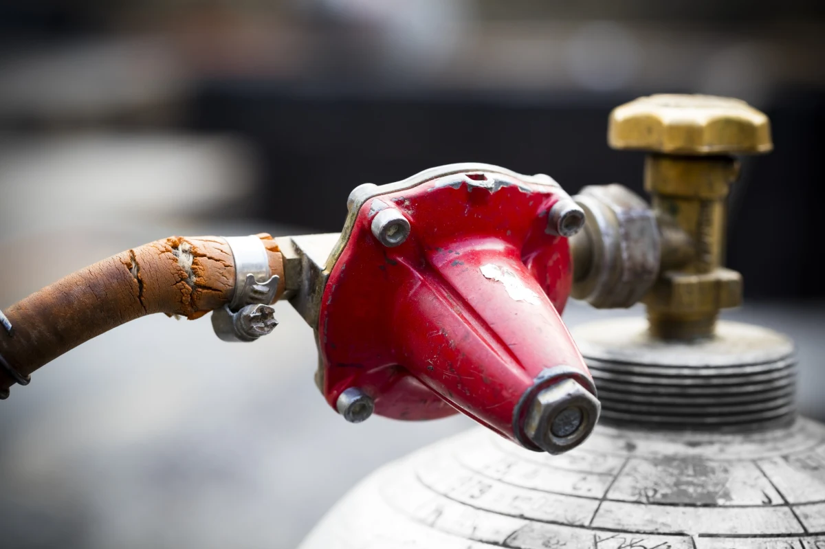 Wybuch butli gazowej - takie zgłoszenie otrzymali policjanci i strażacy z Bytowa. Na miejscu okazało się, że do niczego nie doszło. Zgłaszający tłumaczył mundurowym, że cała sytuacja mu się najprawdopodobniej przyśniła. 34-latek był poszukiwany do odbycia kilkumiesięcznej kary więzienia.   

