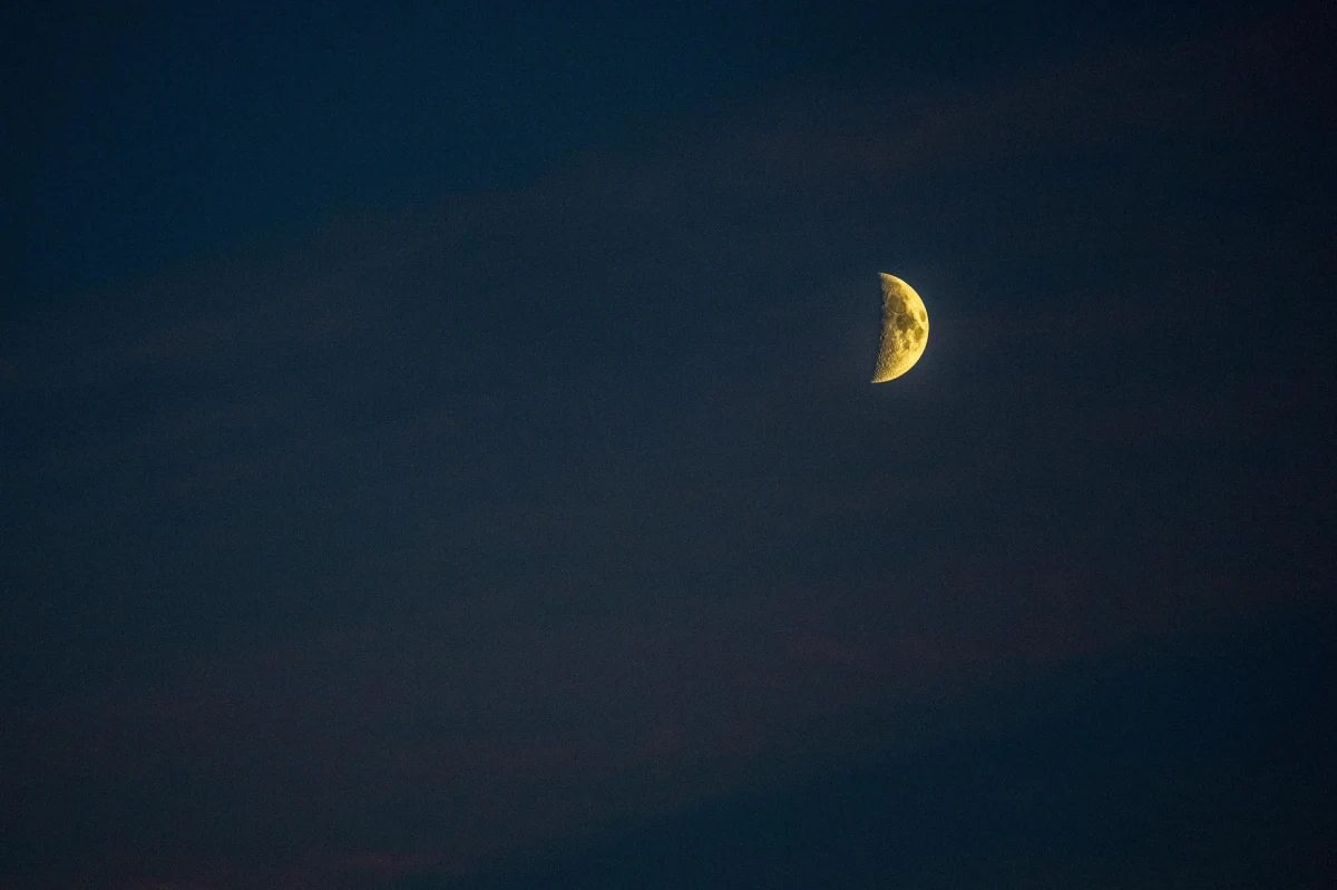 Meteor o średnicy ok. metra przeleciał w nocy z niedzieli na poniedziałek nad północną Francją. Określane przez świadków jako "spadająca gwiazda" ciało niebieskie to meteoroid Sar 2667. Wcześniej przewidziano tor jego lotu - informuje Europejska Agencja Kosmiczna (ESA).
