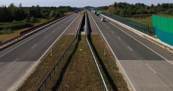 ​Z powodu rozpoczynającej się we wtorek naprawy nawierzchni dk 12 między Piotrkowem Trybunalskim i Sulejowem (woj. łódzkie) ruch będzie odbywał się wahadłowo. Z kolei na autostradzie A1 w nocy ze środy na czwartek i z czwartku na piątek utrudnień należy spodziewać się między Kamieńskiem i Radomskiem.