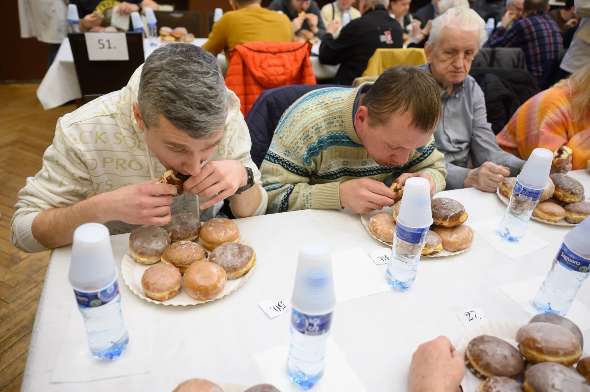 W Poznaniu widać już przygotowania do tłustego czwartego. Dziś odbyły się tam siedemnaste mistrzostwa w jedzeniu pączków na czas, które wróciły do stolicy wielkopolski po trzyletniej pandemicznej przerwie. Tegoroczny zwycięzca obronił tytuł z poprzedniej edycji. Dziesięć pączków zjadł w 5 minut i 57 sekund.
