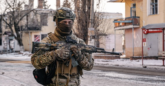 "Można uznać, że nowa duża ofensywa wojsk rosyjskich w Ukrainie już się rozpoczęła" - powiedział Jens Stoltenberg. Sekretarz generalny NATO dodał, że kraje członkowskie widzą, jak Rosjanie wysyłają na front coraz więcej żołnierzy i broni, czym zwiększają swoje możliwości do prowadzenia działań wojennych.
