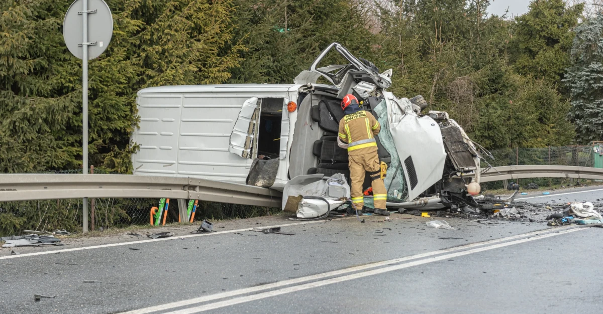 2 ofiary i 7 rannych - to bilans tragicznego wypadku w Czchowie w woj. małopolskim. Na drodze krajowej nr 75 zderzyły się tam 3 auta. 