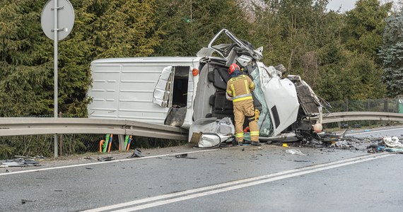 2 ofiary i 7 rannych - to bilans tragicznego wypadku w Czchowie w woj. małopolskim. Na drodze krajowej nr 75 zderzyły się tam 3 auta. 