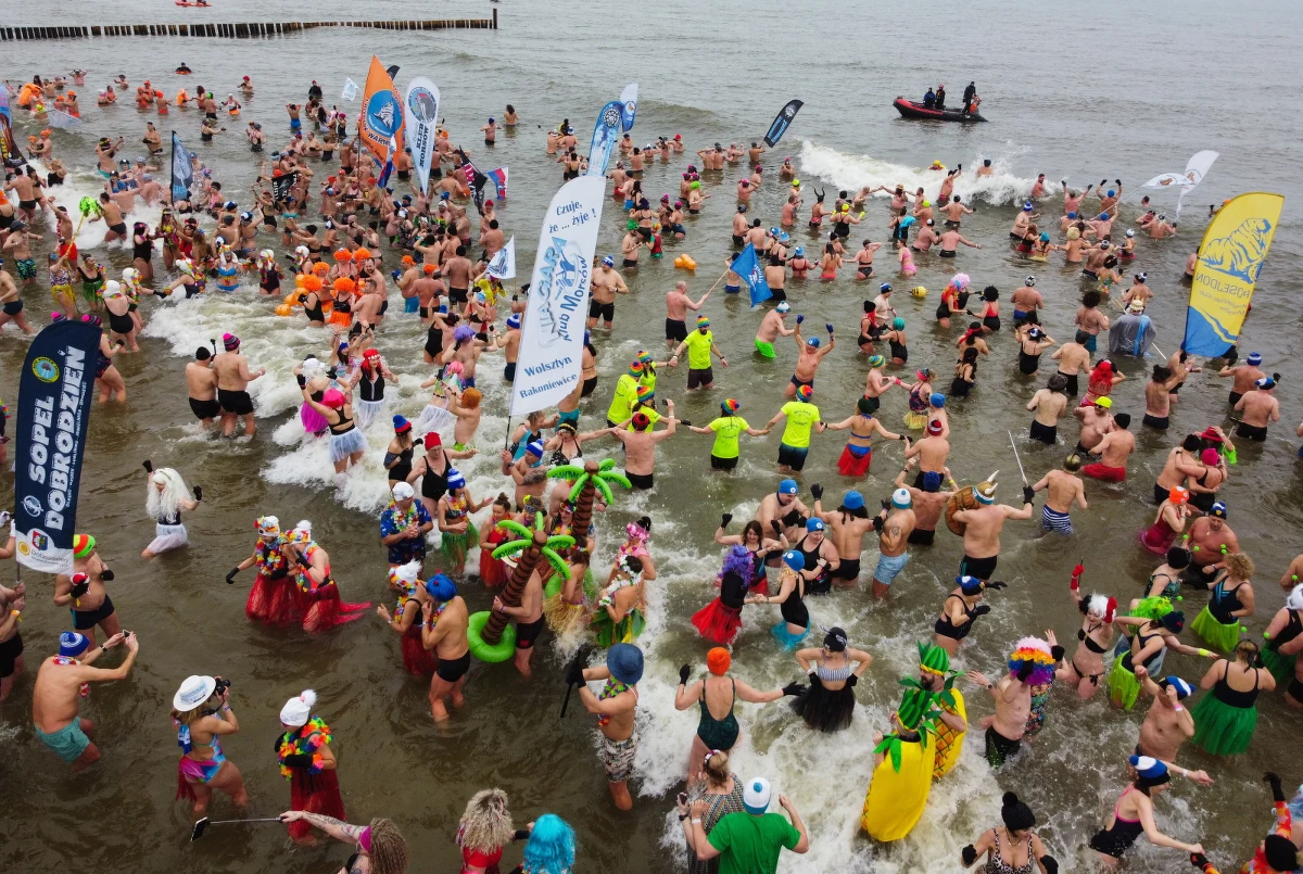 ​8893 osoby uczestniczyły w XX Międzynarodowym Zlocie Morsów w Mielnie i weszły w niedzielę do wspólnej finałowej kąpieli w Bałtyku. To najwięcej w historii imprezy. "Chyba nikt nie wątpi, że Mielno jest stolicą morsów" - stwierdziła burmistrz Mielna Olga Roszak-Pezała.