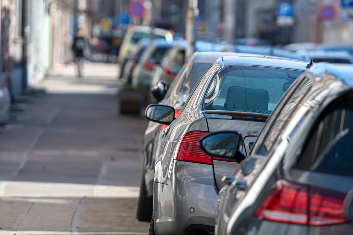 Większa strefa płatnego parkowania, prostszy i bardziej czytelny podział stref oraz nowe stawki opłat za postój - to zmiany, które od kwietnia wejdą w życie w Sopocie. Kierowcy mogą się też spodziewać zdalnych kontroli. Uchwałę w tej sprawie przyjęli sopoccy radni na ostatniej sesji. 