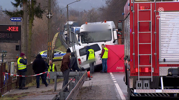 Zmiażdżony bus i zakleszczeni we wraku pasażerowie. Tragiczny wypadek w Małopolsce. W zderzeniu dwóch busów i ciężarówki zginęły dwie osoby, a siedem zostało rannych.Materiał dla "Wydarzeń" przygotowała Katarzyna Kajdasz.