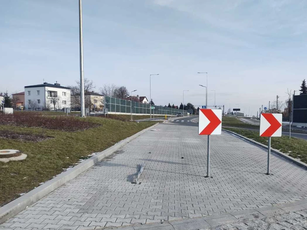 Pijany 24-latek prowadził samochód bez prawa jazdy, przejechał po rondzie na wprost przez wysepkę, uszkodził stojący tam znak i zgubił tablicę rejestracyjną. Okazało się też, że miał przy sobie narkotyki. Za swoje czyny odpowie przed sądem.
