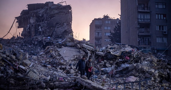 Dzieci w wieku 10 i 13 lat ratownicy wyciągnęli spod gruzów budynków zawalonych w wyniku trzęsienia ziemi na Bliskim Wschodzie. Dzieci uratowano w prowincjach Hatay i Kahramanmaraş w południowej Turcji - poinformowały agencja Reutera i brytyjska telewizja Sky News.