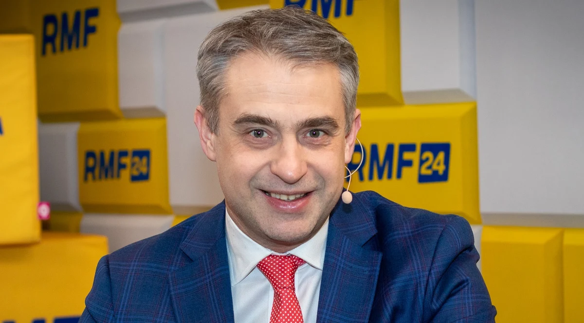 "Bardzo liczyłem na wspólną listę. Dobrze by było, żeby była wspólna lista czterech podmiotów opozycyjnych, tych partii, które razem występowały i złożyły wniosek o wotum nieufności dla ministra (Przemysława) Czarnka. Ale obawiam się, że tego nie będzie. Oprócz Lewicy i Platformy Obywatelskiej są partnerzy, którzy mówili: wolimy iść inną drogą. My to rozumiemy, dlatego się sami przygotowujemy do wyborów" - mówił w Popołudniowej rozmowie w RMF FM przewodniczący klubu Lewicy Krzysztof Gawkowski. Podkreślał, że na opozycji jest jednak sporo podziałów ideologicznych. "Jestem przekonany, że wiele spraw nas łączy: praworządność, Bruksela, pieniądze z UE, bezpieczeństwo, NATO. To wszystko jest fundamentem. Ale są też niuanse, które nas różnią i dlatego jesteśmy Lewicą, a nie Platformą" - mówił.