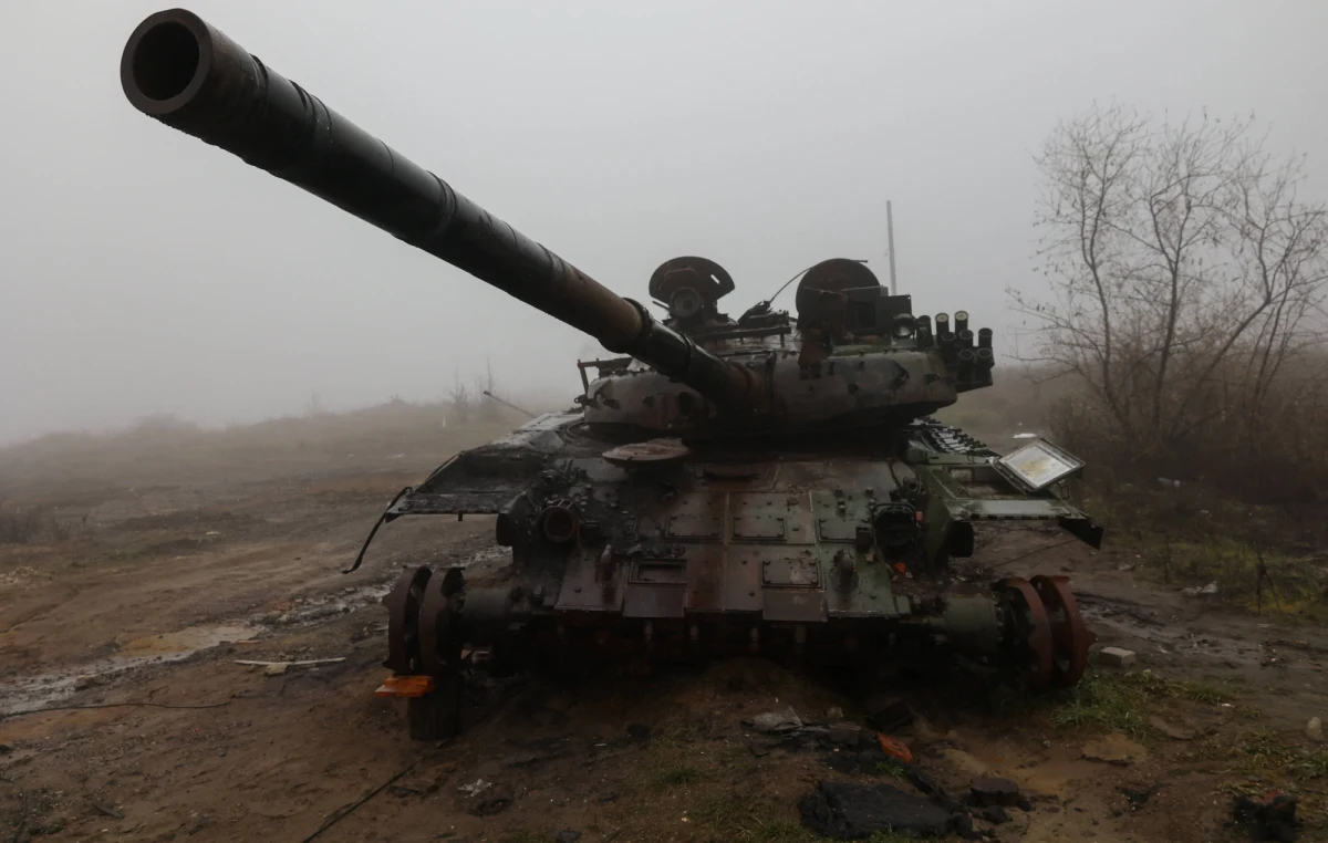 Czołgi wjeżdżające prosto na pola minowe, żołnierze uciekający w różne kierunki i setki ofiar śmiertelnych - tak w ostatnim czasie wygląda sytuacja w rejonie Wuhłedaru w obwodzie donieckim na wschodzie Ukrainy, gdzie od niespełna miesiąca wojska rosyjskie nieudolnie próbują szturmować miasto. Komentatorzy oceniają, że dotychczasowa klęska Rosjan na tym odcinku frontu uwypukla błędy w taktyce i dowodzeniu, które - jeśli powtórzą się na innych odcinkach frontu - mogą storpedować plany Moskwy dotyczące zajęcia dodatkowego terytorium Ukrainy podczas nadchodzącej ofensywy.