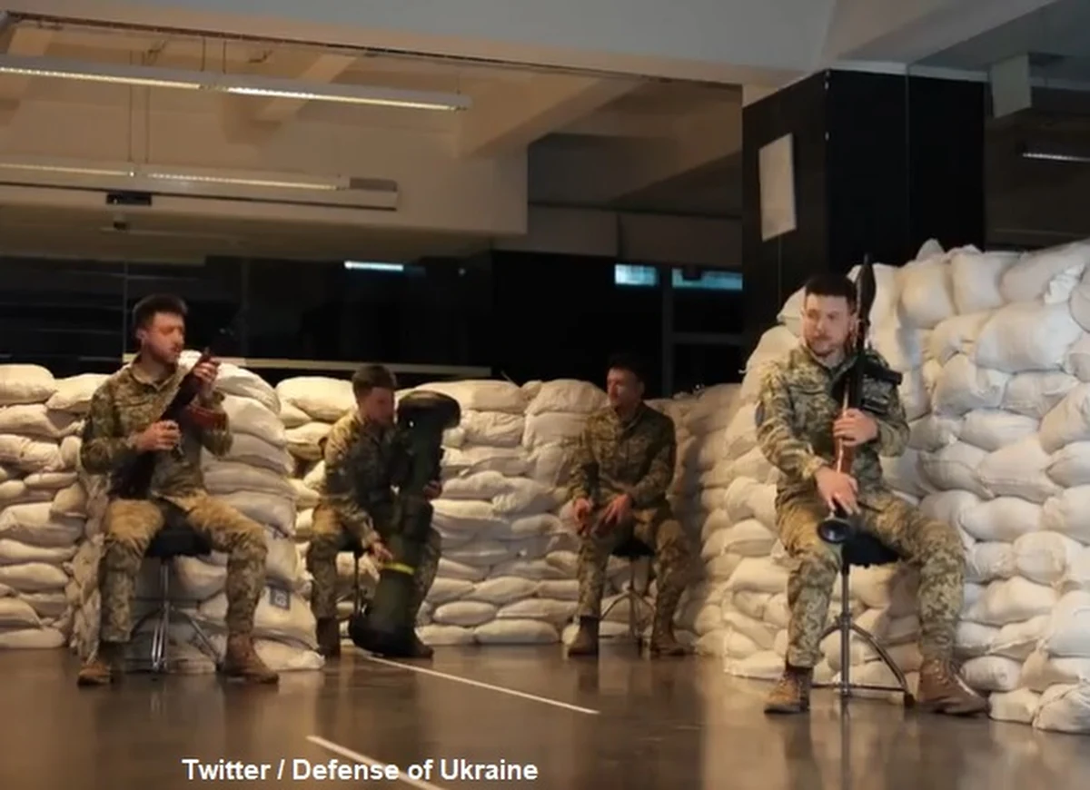 Broni jako instrumentów użyli ukraińscy żołnierze, których można zobaczyć na niezwykłym nagraniu udostępnionym na Twitterze Ministerstwa Obrony Ukrainy. Zaangażowany w przygotowanie nagrania był pochodzący z Kijowa ukraiński profesjonalny perkusista Aleksander Seleznow.