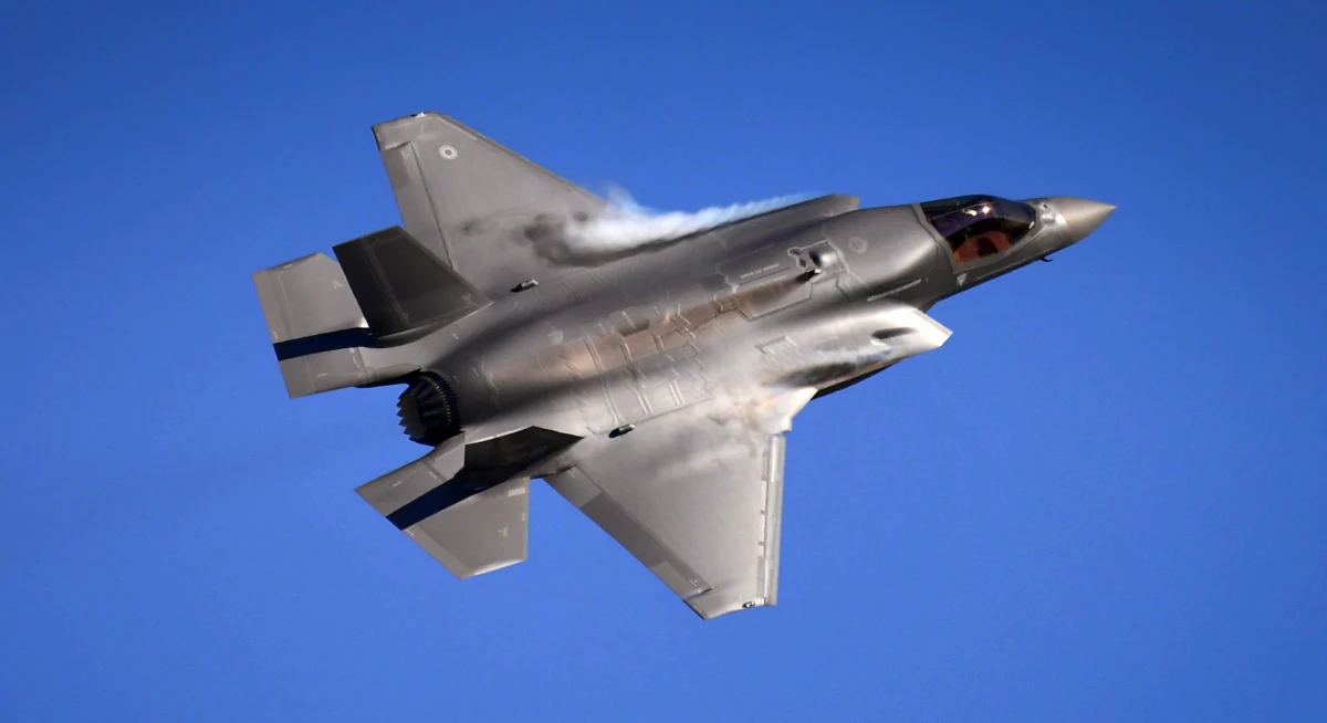 ​Trzy rosyjskie samoloty pojawiły się przy granicy z Polską. Z tego powodu poderwano holenderskie myśliwce F-35 - poinformował w poniedziałek resort obrony Holandii.