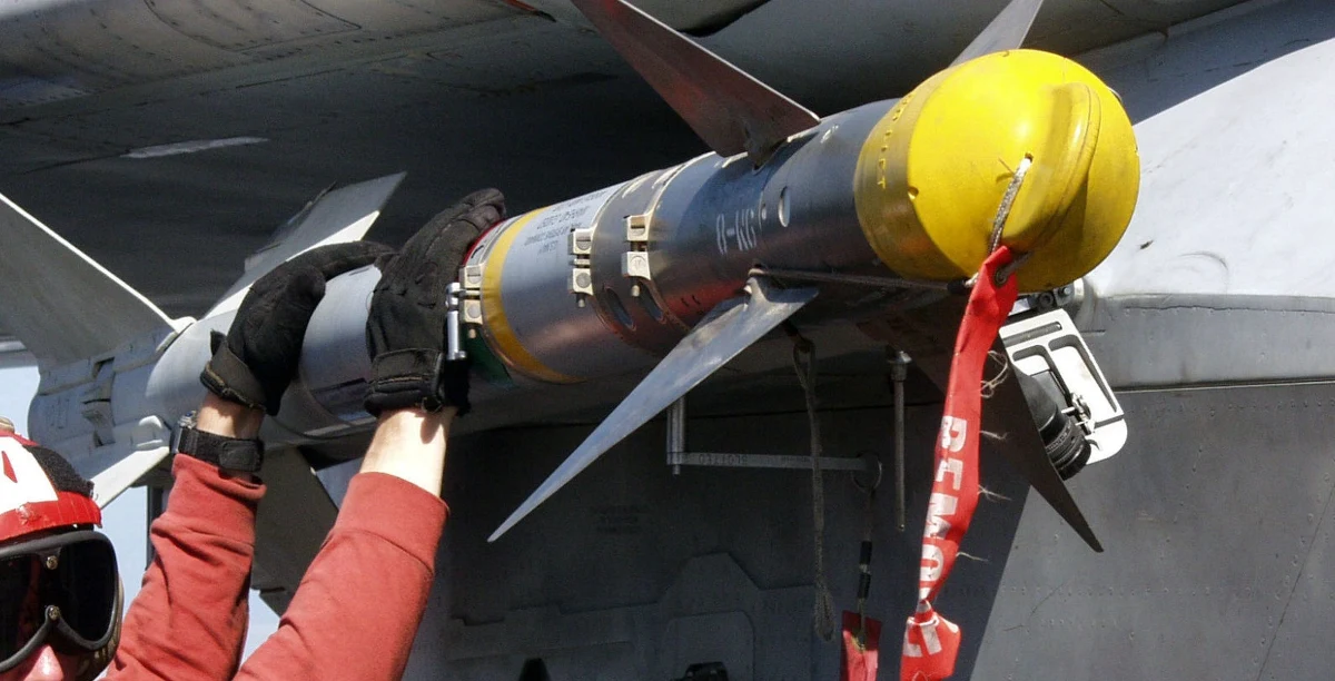 Zarówno chiński balon, jak i trzy niezidentyfikowane obiekty latające zostały strącone tą samą bronią - rakietami powietrze-powietrze AIM-9X Sidewinder. Koszt jednego pocisku to ok. 439 tys. dol. - podaje w poniedziałek Bloomberg. Obok USA posiada je m.in. Polska.