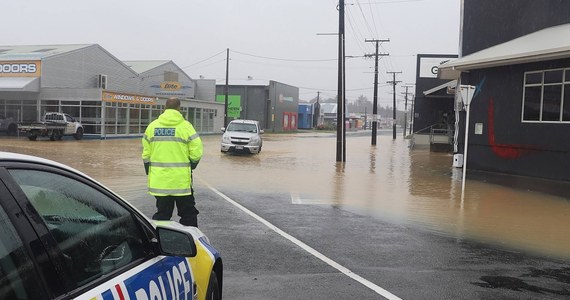 Rząd Nowej Zelandii po raz trzeci w historii ogłosił stan wyjątkowy na terenie całego kraju. Powodem tej decyzji jest cyklon Gabrielle, który wywołuje rozległe powodzie, osunięcia ziemi i ogromne fale oceaniczne na Wyspie Północnej.