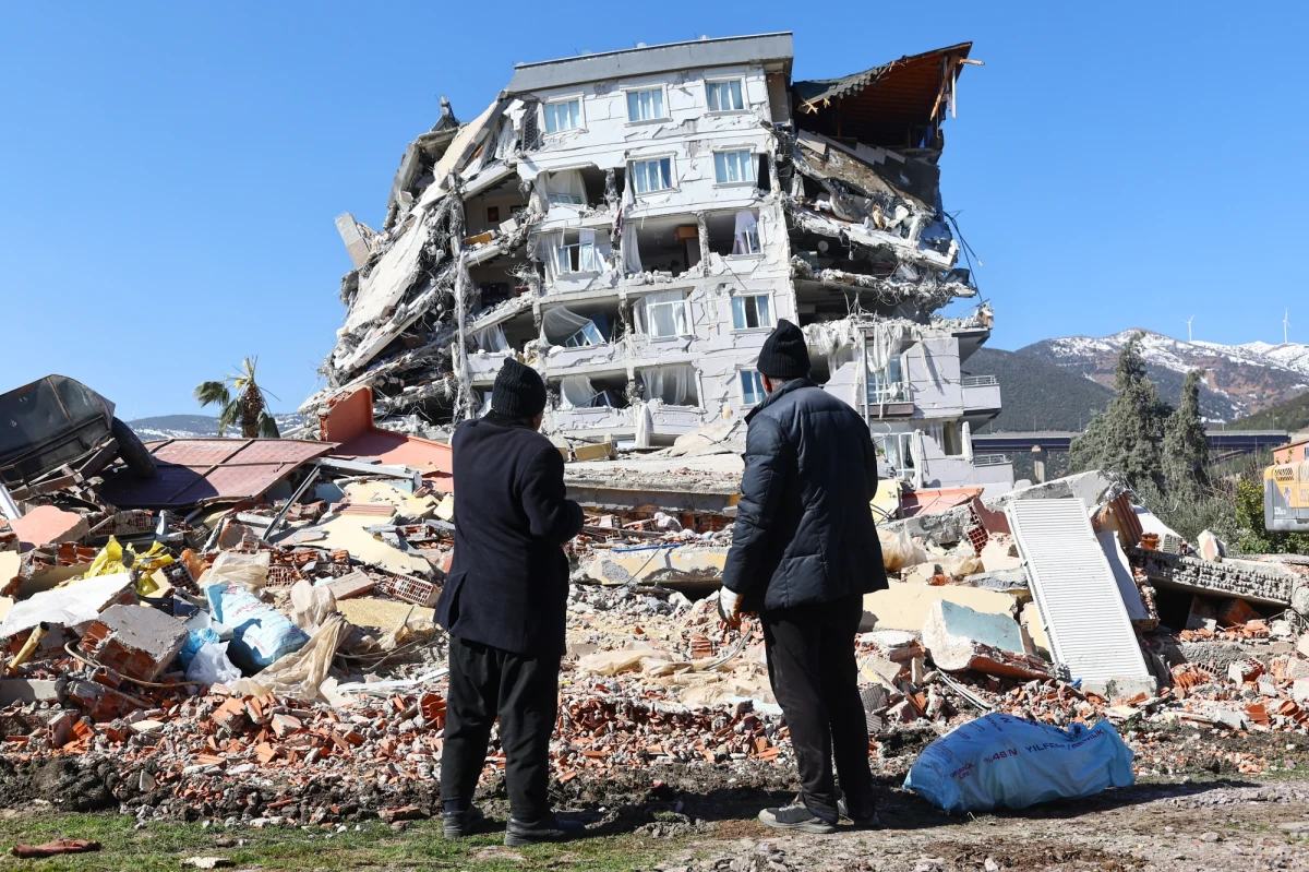 Od trzęsienia ziemi w Turcji i Syrii minął już ponad tydzień. Ratownicy wciąż wyciągają jednak spod gruzów zawalonych budynków żywych ludzi. Dziś w południowej Turcji udało się uratować sześć osób. Niektóre pod ruinami budynków spędziły ponad 200 godzin. 